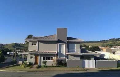 Imagem: A casa em condomínio possui 4 Dormitórios, 5 Banheiros, 4