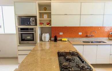 Imagem: A casa possui 3 Dormitórios, 3 Banheiros, 3 Vagas na garagem