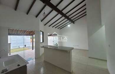 Imagem: A casa possui 2 Dormitórios, 1 Banheiro, 2 Vagas na garagem