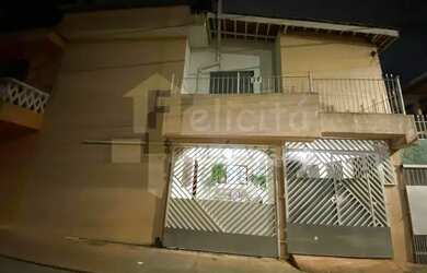 Imagem: A casa possui 3 Dormitórios, 3 Banheiros, 2 Vagas na garagem