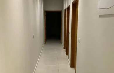 Imagem: A casa possui 3 Dormitórios, 2 Banheiros, 3 Vagas na garagem