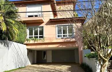 Imagem: A casa em condomínio possui 4 Dormitórios, 5 Banheiros, 4