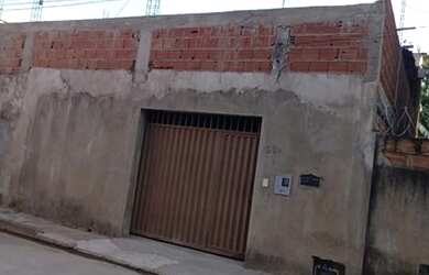 Imagem: A casa possui 2 Dormitórios, 2 Banheiros, 2 Vagas na garagem