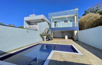 Imagem: A casa possui 3 Dormitórios, 3 Banheiros, 3 Vagas na garagem