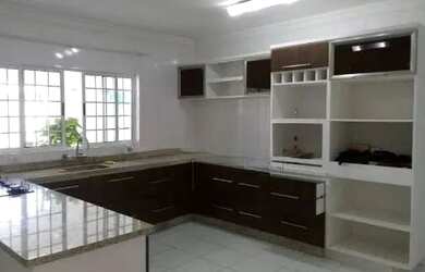 Imagem: A casa possui 3 Dormitórios, 1 Banheiro, 5 Vagas na garagem