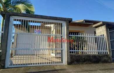 Imagem: A casa possui 3 Dormitórios, 1 Banheiro, 1 Vaga na garagem