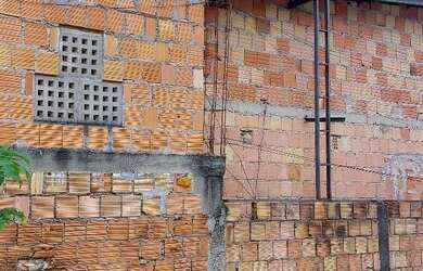 Imagem 1: Terreno com 3 casas. 204m² de Área, 2 Vagas na garageme4 Dormitórios