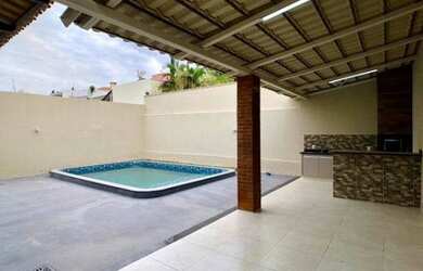 Imagem: A casa possui 3 Dormitórios, 3 Banheiros, 2 Vagas na garagem