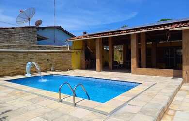 Imagem: A casa possui 3 Dormitórios e 2 Vagas na garagem e está localizado