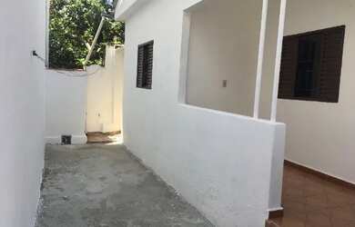 Imagem: A casa possui 2 Dormitórios, 1 Banheiro, 1 Vaga na garagem