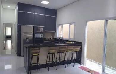 Imagem: A casa possui 3 Dormitórios, 1 Banheiro, 1 Vaga na garagem