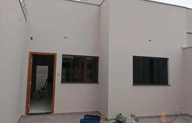 Imagem: A casa possui 2 Dormitórios, 1 Banheiro, 2 Vagas na garagem