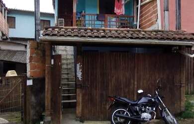 Imagem: A casa possui 1 Dormitório, 1 Banheiro, 1 Vaga na garagem