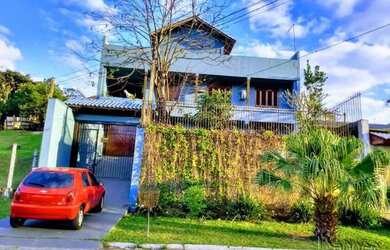 Imagem: A casa possui 5 Dormitórios, 3 Banheiros, 2 Vagas na garagem