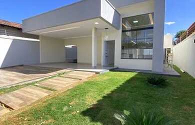 Imagem: A casa possui 3 Dormitórios, 3 Banheiros, 4 Vagas na garagem