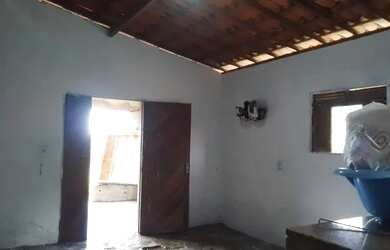 Imagem: A casa possui 4 Dormitórios e 2 Banheiros e está localizado