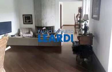 Imagem: A casa possui 4 Dormitórios, 5 Banheiros, 4 Vagas na garagem