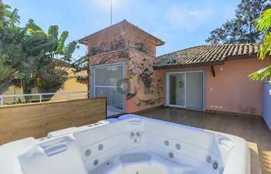 Imagem: A casa em condomínio possui 3 Dormitórios, 3 Banheiros e 350m²