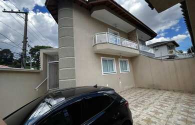 Imagem: A casa possui 3 Dormitórios, 4 Banheiros, 5 Vagas na garagem