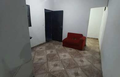 Imagem: A casa possui 1 Dormitório e 1 Banheiro e está localizado