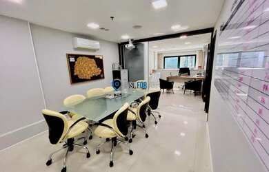 Imagem: O depósito possui 4 Vagas na garagem e 144m² de Área e está