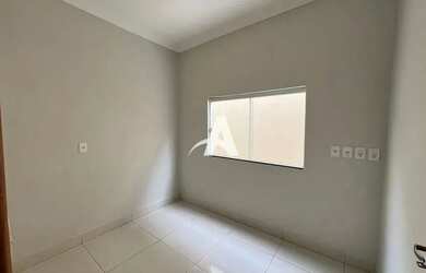 Imagem: A casa possui 3 Dormitórios, 2 Banheiros, 1 Vaga na garagem