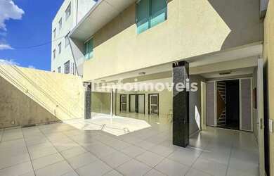 Imagem: A casa possui 5 Dormitórios, 4 Banheiros, 4 Vagas na garagem