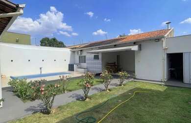 Imagem: A casa possui 4 Dormitórios, 3 Banheiros, 2 Vagas na garagem