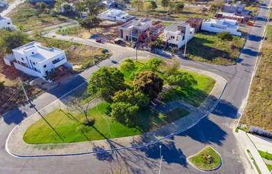 Imagem: O terreno possui 360m² de Área, Imóvel novo e está localizado