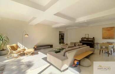 Imagem: A casa possui 4 Dormitórios, 4 Banheiros, 4 Vagas na garagem