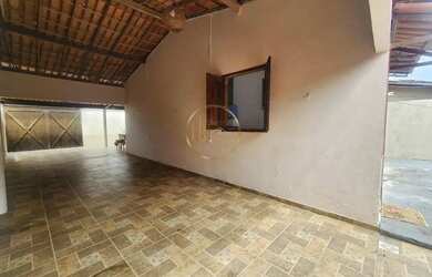 Imagem: A casa possui 2 Dormitórios, 2 Banheiros, 4 Vagas na garagem