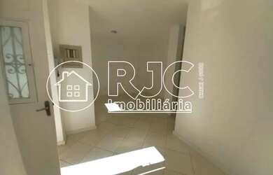 Imagem: A casa possui 4 Dormitórios, 4 Banheiros, 1 Vaga na garagem