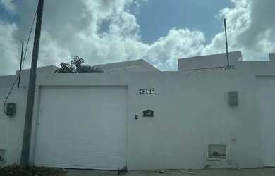 Imagem: A casa possui 2 Dormitórios, 1 Banheiro, 1 Vaga na garagem