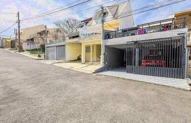 Imagem: A casa possui 3 Dormitórios, 2 Banheiros, 2 Vagas na garagem