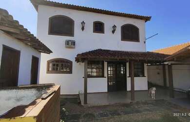 Imagem: A casa possui 4 Dormitórios, 4 Banheiros, 3 Vagas na garagem