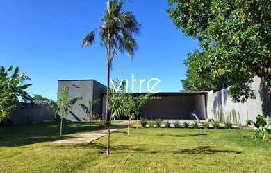 Imagem: A casa possui 2 Dormitórios, 3 Banheiros, 4 Vagas na garagem