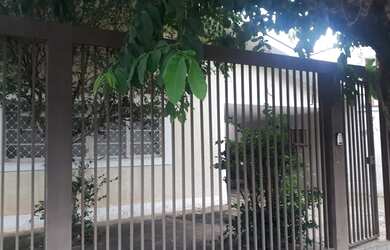 Imagem: A casa possui 3 Dormitórios, 3 Banheiros, 2 Vagas na garagem