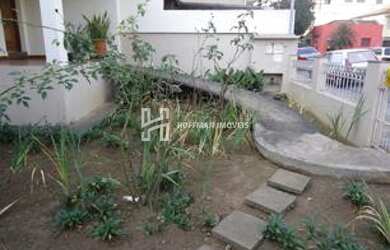 Imagem: A casa possui 3 Dormitórios, 3 Banheiros, 5 Vagas na garagem