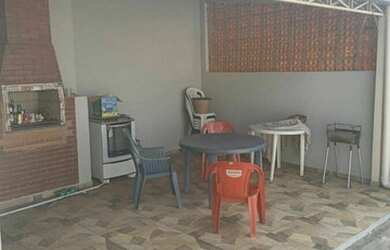 Imagem: A casa possui 3 Dormitórios, 1 Banheiro, 3 Vagas na garagem