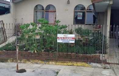 Imagem: A casa possui 3 Dormitórios, 1 Banheiro, 2 Vagas na garagem