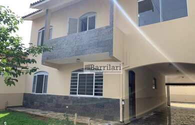 Imagem: A casae possui 3 Dormitórios, 2 Banheiros, 4 Vagas na garagem