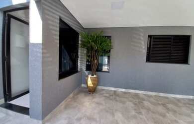 Imagem: A casa possui 3 Dormitórios, 2 Banheiros, 2 Vagas na garagem