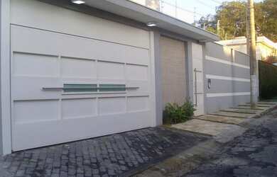 Imagem: A casa possui 4 Dormitórios, 5 Banheiros, 3 Vagas na garagem