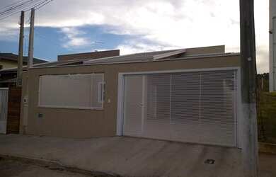 Imagem: A casa possui 3 Dormitórios, 3 Banheiros, 2 Vagas na garagem