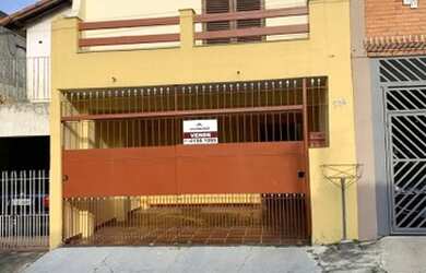 Imagem: A casa possui 2 Dormitórios, 2 Banheiros, 2 Vagas na garagem