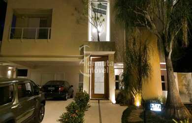 Imagem: A casa possui 4 Dormitórios, 5 Banheiros, 4 Vagas na garagem