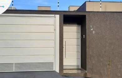 Imagem: A casa possui 2 Dormitórios, 2 Banheiros, 2 Vagas na garagem