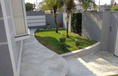 Imagem: A casa possui 3 Dormitórios, 3 Banheiros, 4 Vagas na garagem