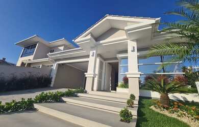 Imagem: A casa possui 3 Dormitórios, 2 Banheiros, 2 Vagas na garagem