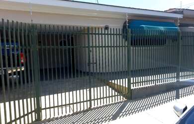 Imagem: A casa possui 3 Dormitórios, 2 Banheiros, 248m² de Área e